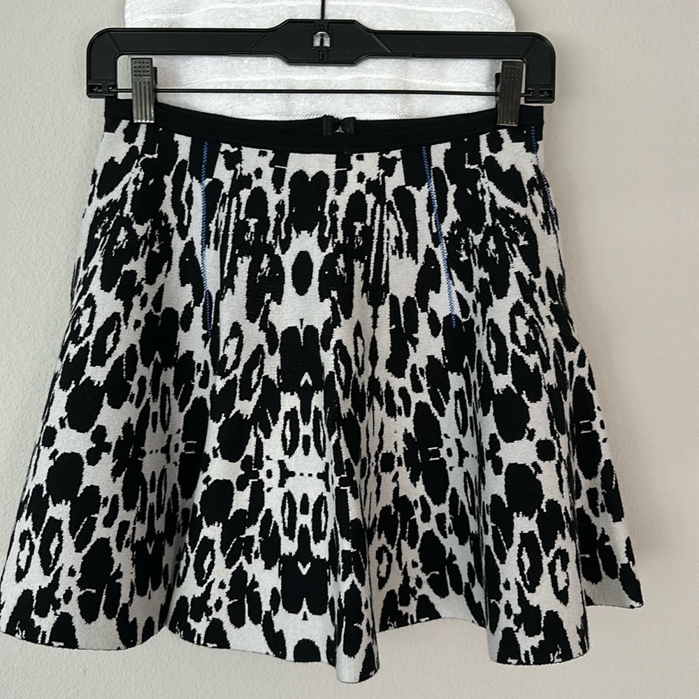 Sachin + Babi skirt
M size
Clean out my closet
Smoke free & pet free home